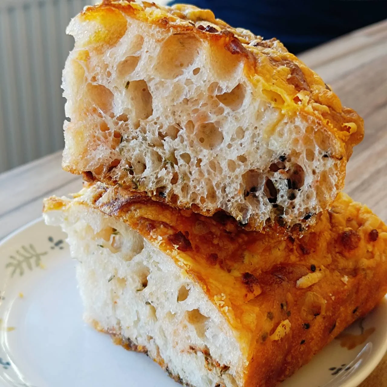 Aufgeschnittene, hausgemachte Focaccia mit luftiger Krume und goldbrauner Käsekruste